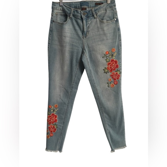 Earl Jeans
Colorful Embroidered Ankle Skinny Jeans size 8
Floral & butterfly - Picture 8 of 8